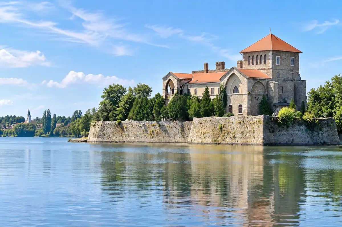 Tatai vár az Öreg-tó partján – illusztráció